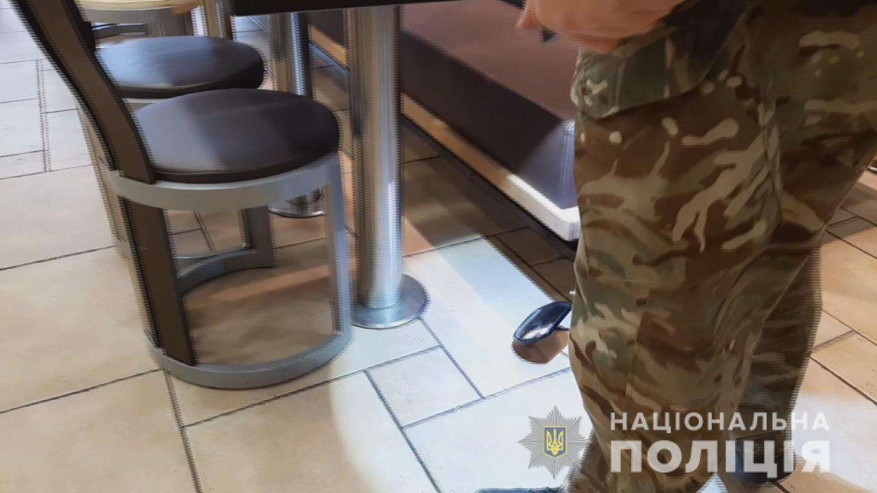 Чоловік погрожував підірвати гранату у McDonalds (фото, відео)