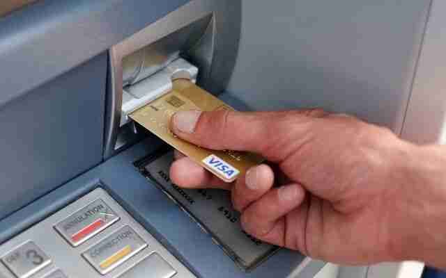 Чоловік забув картку у банкоматі і втратив майже 2 тисячі гривень