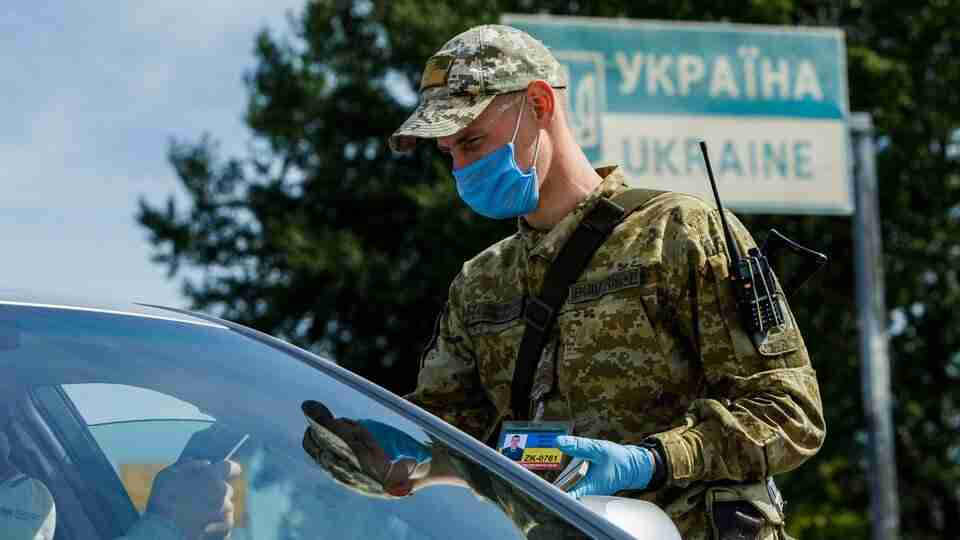 Чоловіків призовного віку можуть зобов’язати повернутися в Україну під час війни