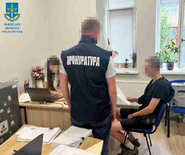 Чоловіку, який напав на трансгендерну військову у центрі Львова, повідомлено про підозру