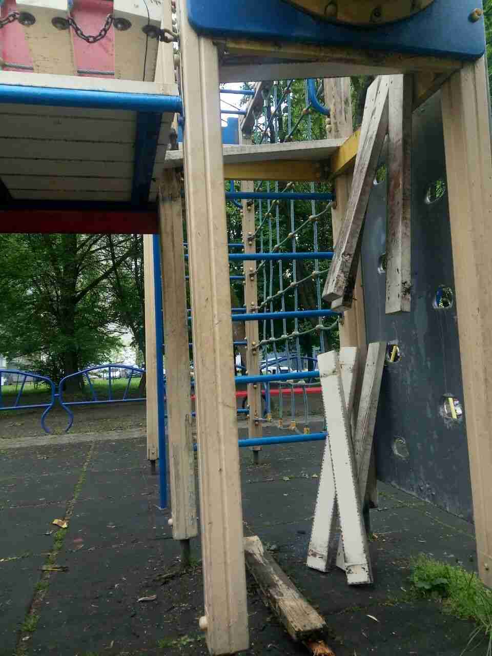 «Чудо, що ніхто з дітей не впав»: на львівському дитмайданчику провалилось дно ігрової конструкції (ФОТО)