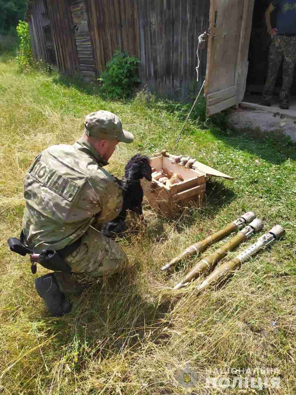 Цікава знахідка: на Чернігівщині українські прикордонники виявили два ворожі схрони з боєприпасами (фото)