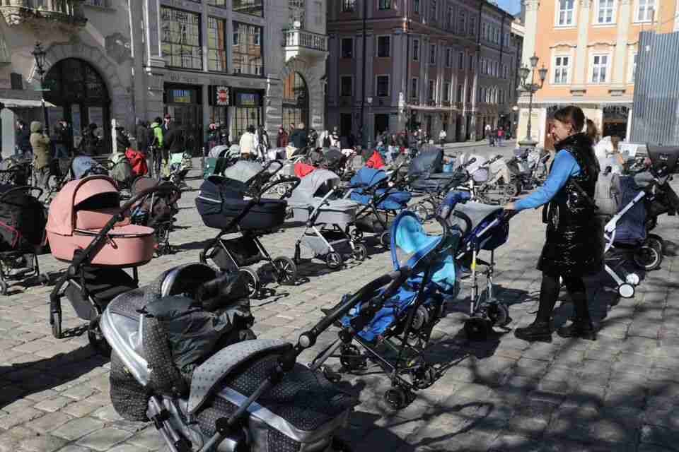 «Ціна війни»: у Львові поставили дитячі візочки за кількістю вбитих у війні дітей