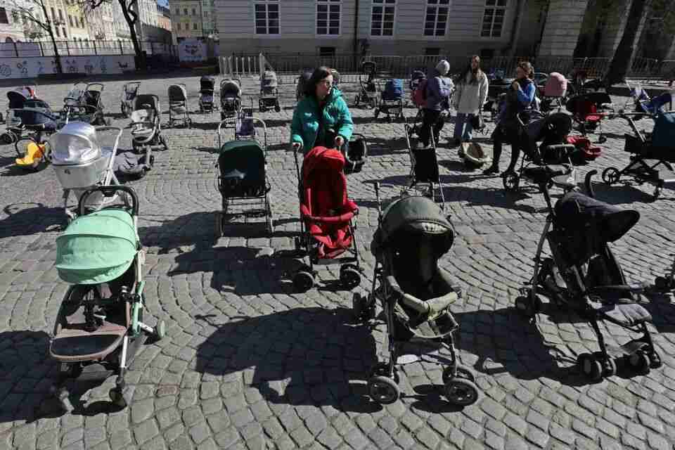 «Ціна війни»: у Львові поставили дитячі візочки за кількістю вбитих у війні дітей