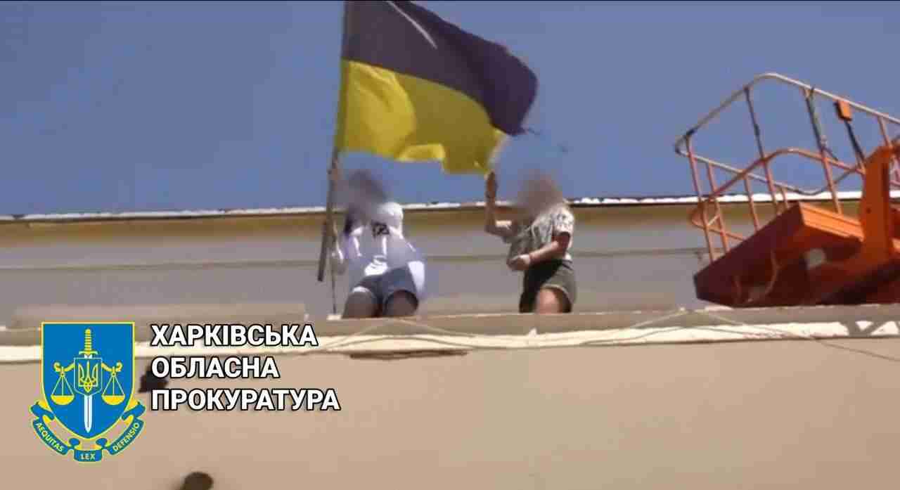 Цинічно скинула на землю: на Харківщині неповнолітня вчинила наругу над прапором України (ФОТО)