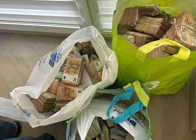 Депутат Рівненської облради зберігав 4 млн валюти у пакетах та валізах (ФОТО, ВІДЕО)