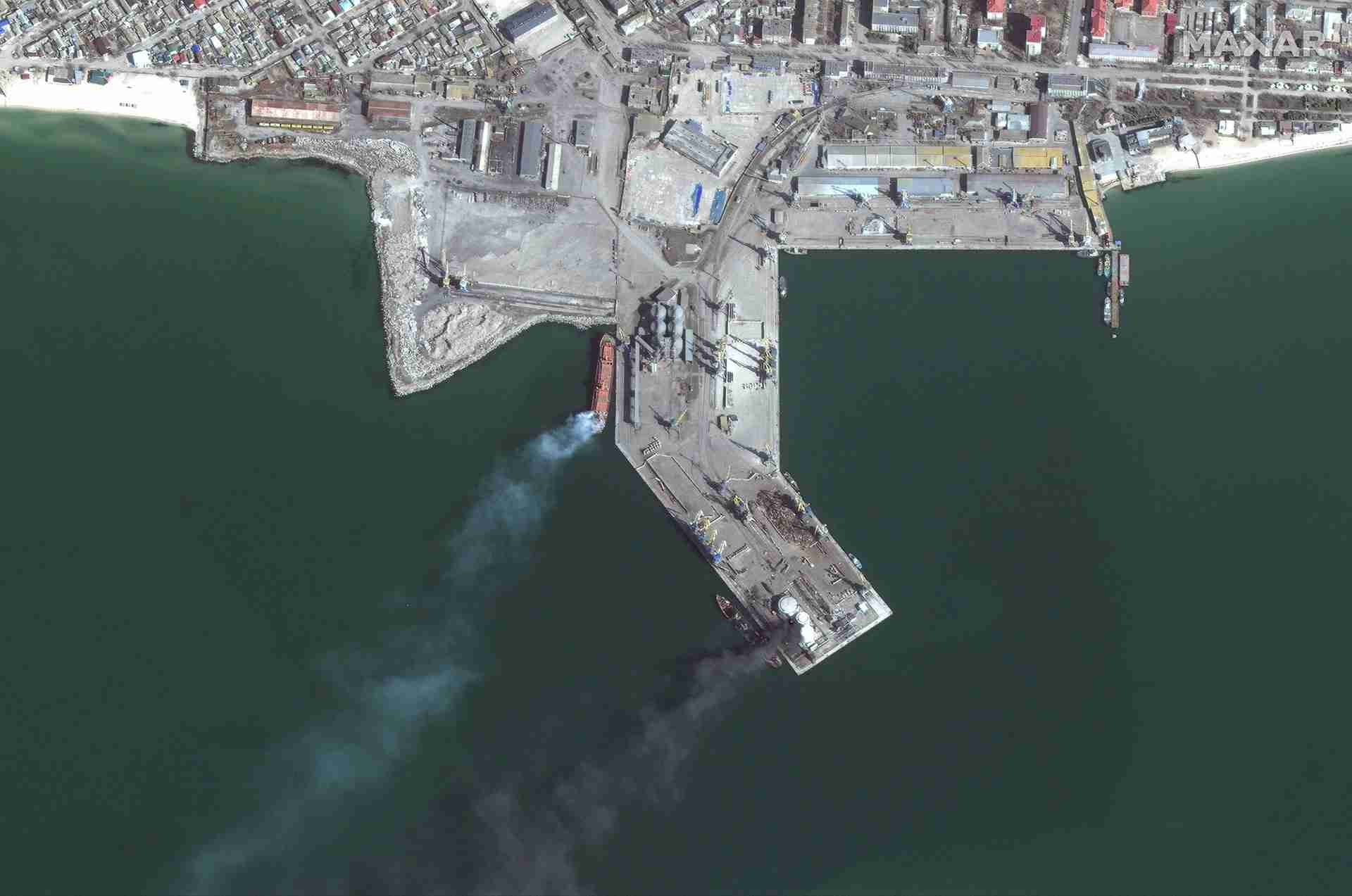 «Димить російський військовий корабель»: порт Бердянська на супутникових знімках «Maxar» (ФОТО)