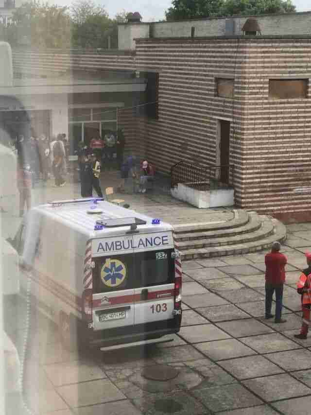 Діти у лікарні: в гімназії на Львівщині розпилили газовий балон (ФОТО)