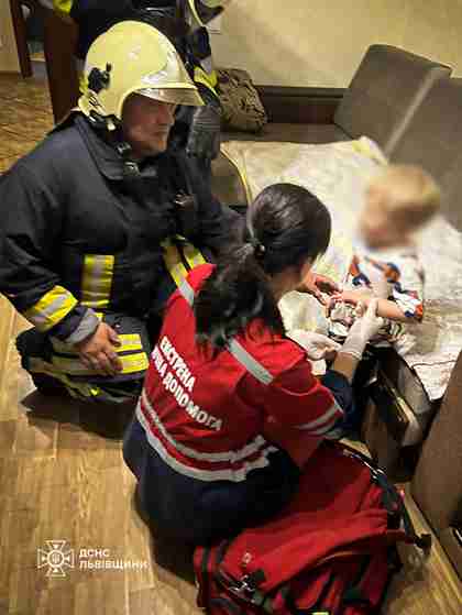 Дитяча допитливість: рятувальники Львівщини вивільнювали 3-річну дитину, палець якої застряг у меблевій завісі