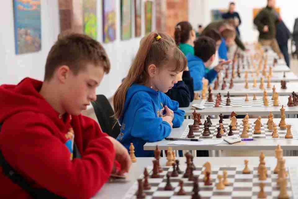 Для підтримки ЗСУ: більше 60 шахістів Львівщини позмагалися в грі проти відомих гросмейстерів (ФОТО)