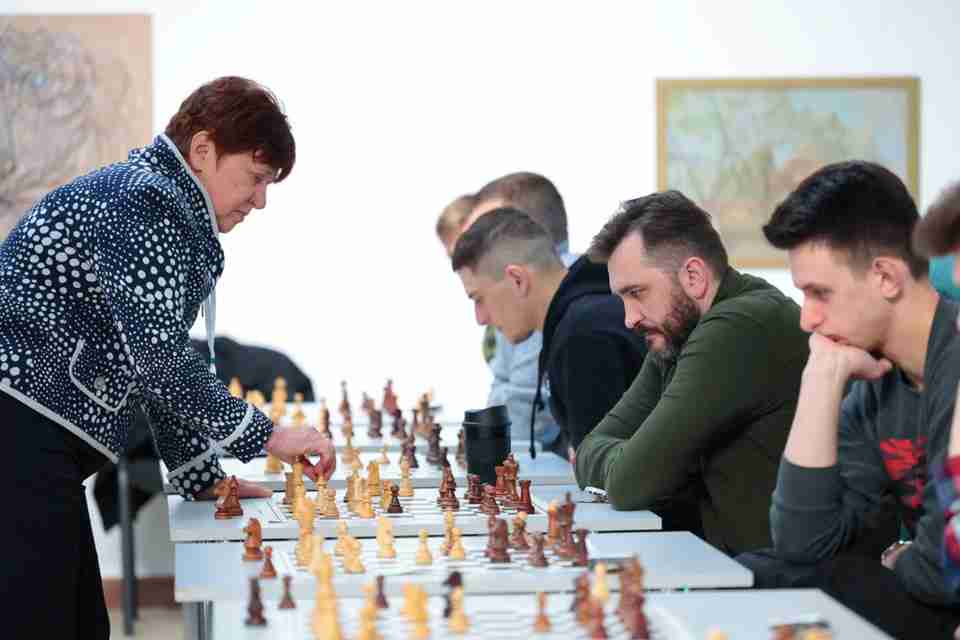 Для підтримки ЗСУ: більше 60 шахістів Львівщини позмагалися в грі проти відомих гросмейстерів (ФОТО)