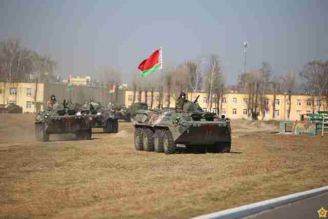 До білорусі прибувають російські військові: зберігається загроза ударів