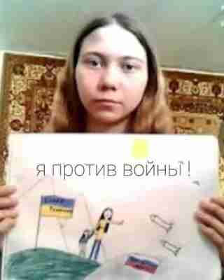 До двох років колонії засудили батька російської школярки, яка намалювала антивоєнний малюнок (ФОТО)
