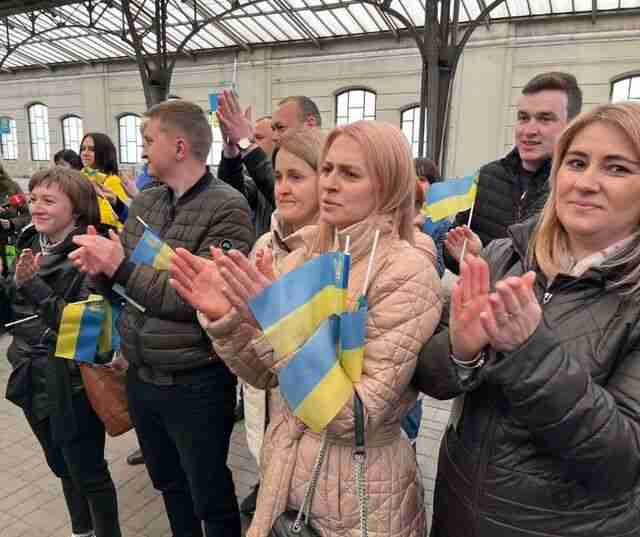 До львівського вокзалу прибув потяг «Херсон-Львів», який потрапив під обстріл (ФОТО)