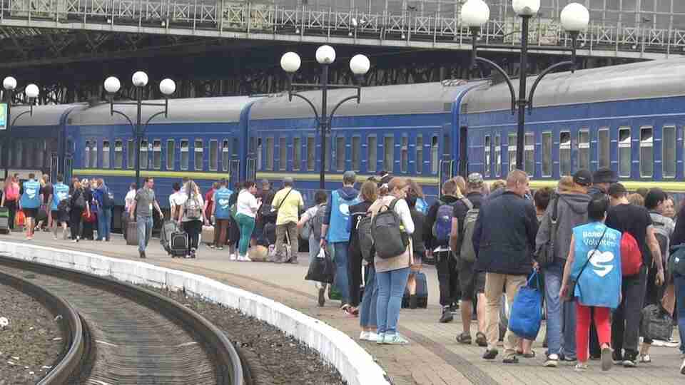 До Львова прибув потяг з Херсона: мешканці, у яких підтопило домівки, розповіли ситуацію вдома (ФОТО)