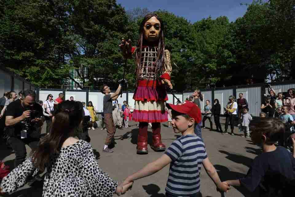 До Львова завітала величезна лялька Амаль (ФОТО)