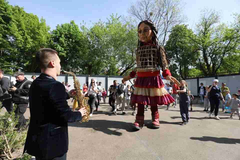 До Львова завітала величезна лялька Амаль (ФОТО)