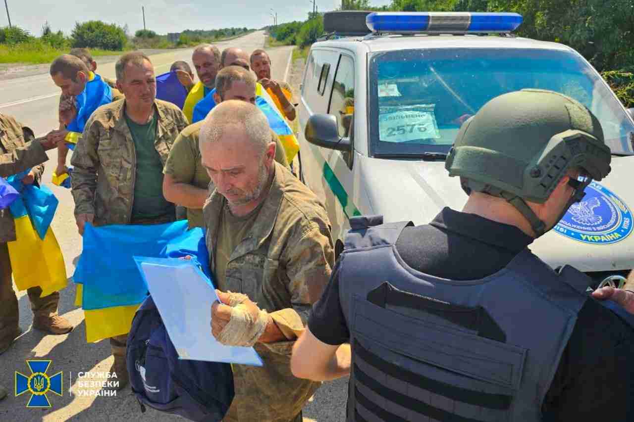 До України з російського полону повернули захисників (ФОТО, ВІДЕО)