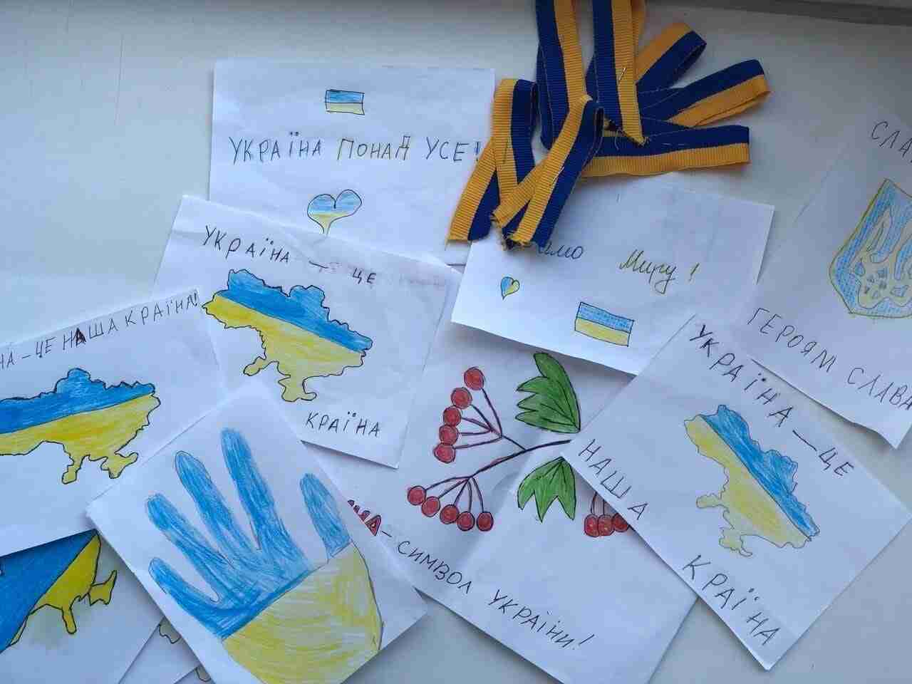 Донька сапера з Львівщини продає свої малюнки, щоб зібрати гроші на розмінування звільнених територій (ФОТО)