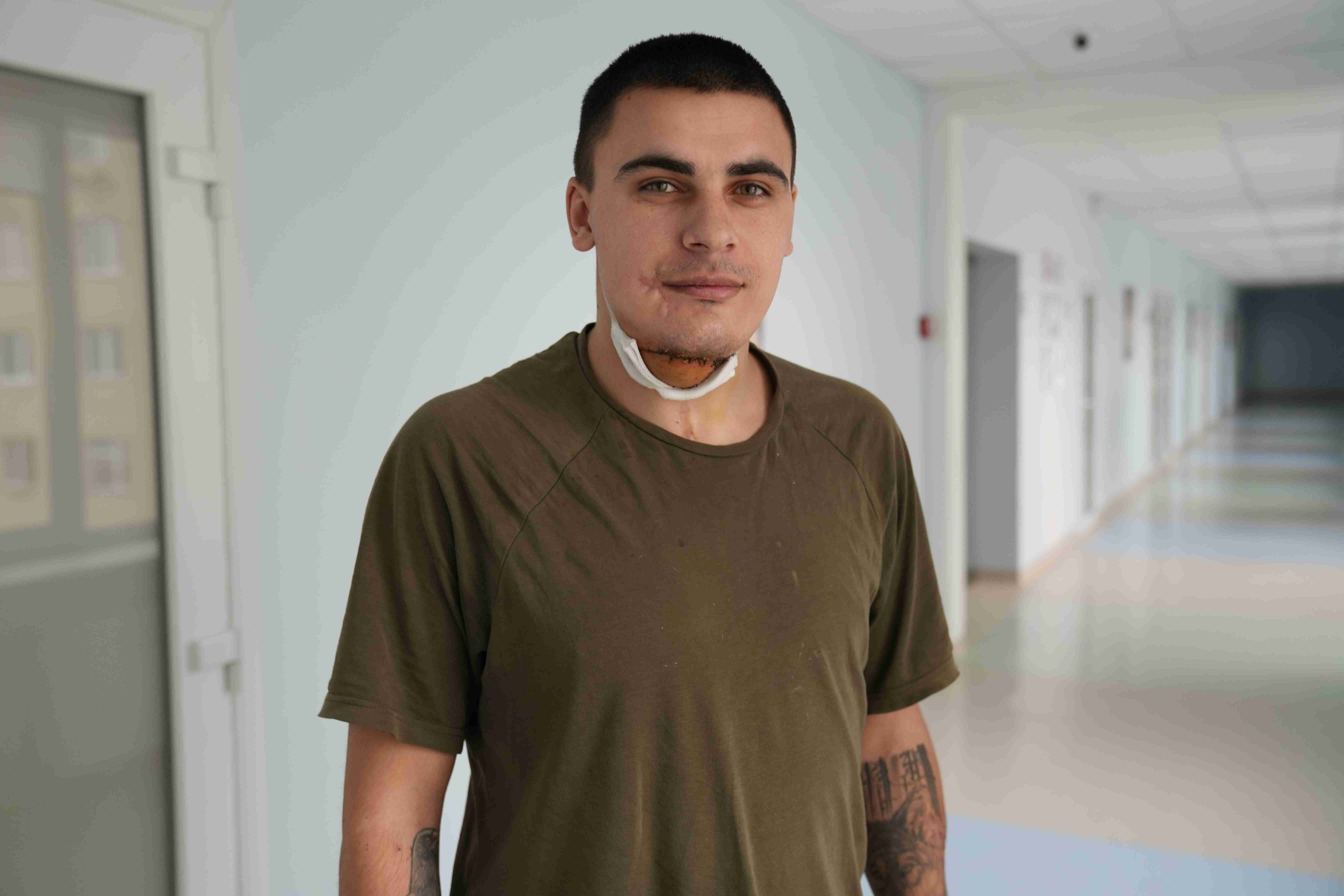 Допомогли пораненому воїну: львівські лікарі вперше самостійно виконали складну мікрохірургічну операцію з реконструкції щелепи (ФОТО)