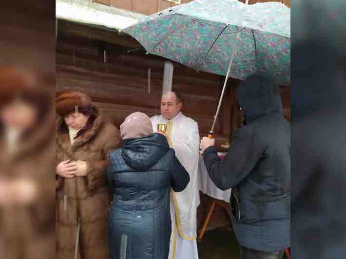 Довгорічна судова тяганина: на Самбірщині греко-католики змушені молитися просто неба перед зачиненим храмом