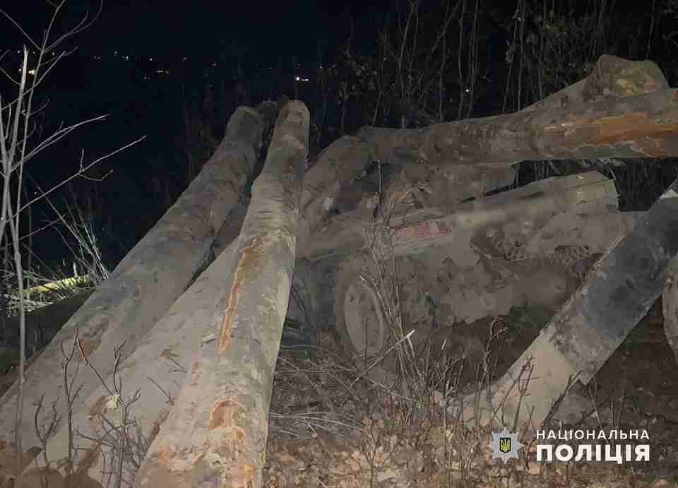 ДТП на Буковині: вантажівка перекинулася у кювет, водій не вижив