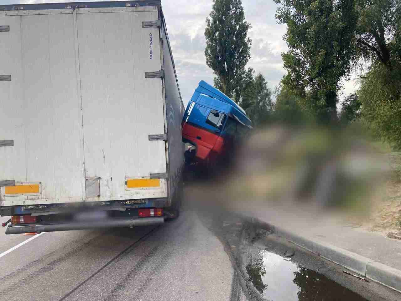 ДТП на Київщині: вантажівка влетіла в блокпост (ФОТО)