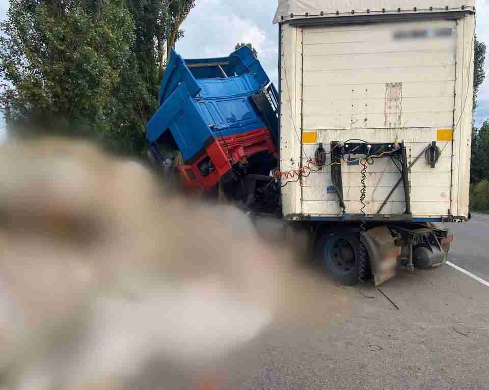 ДТП на Київщині: вантажівка влетіла в блокпост (ФОТО)