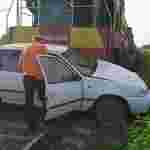 ДТП на переїзді: рятувальники вирізають з понівеченого автомобіля тіло 37-річної водійки (ФОТО)