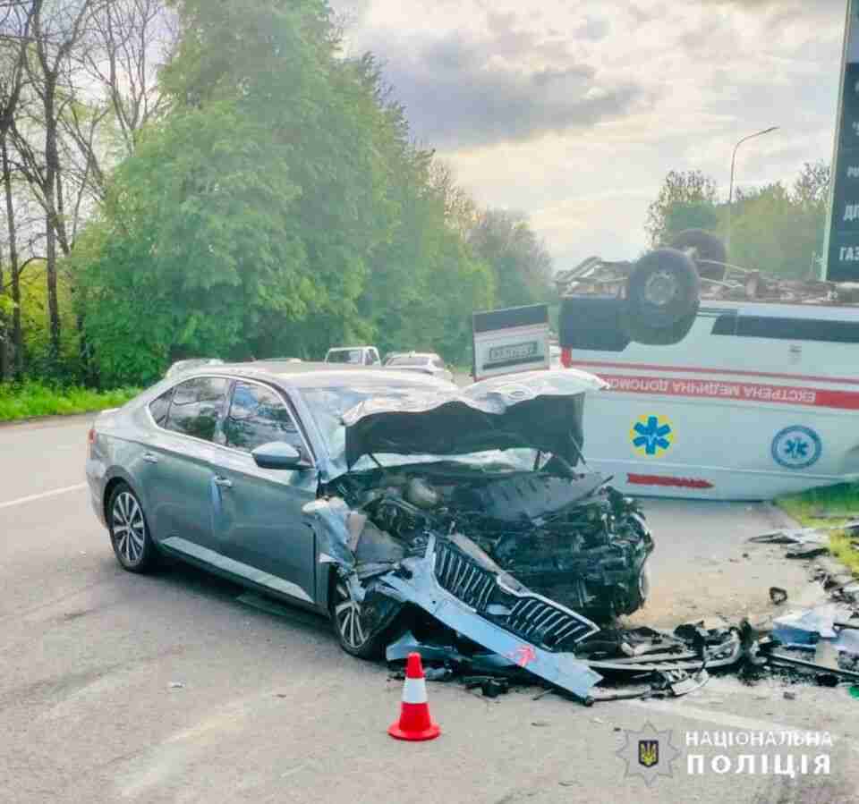 ДТП на Прикарпатті: легковик перекинув машину швидкої допомоги, троє людей поранені (ФОТО)