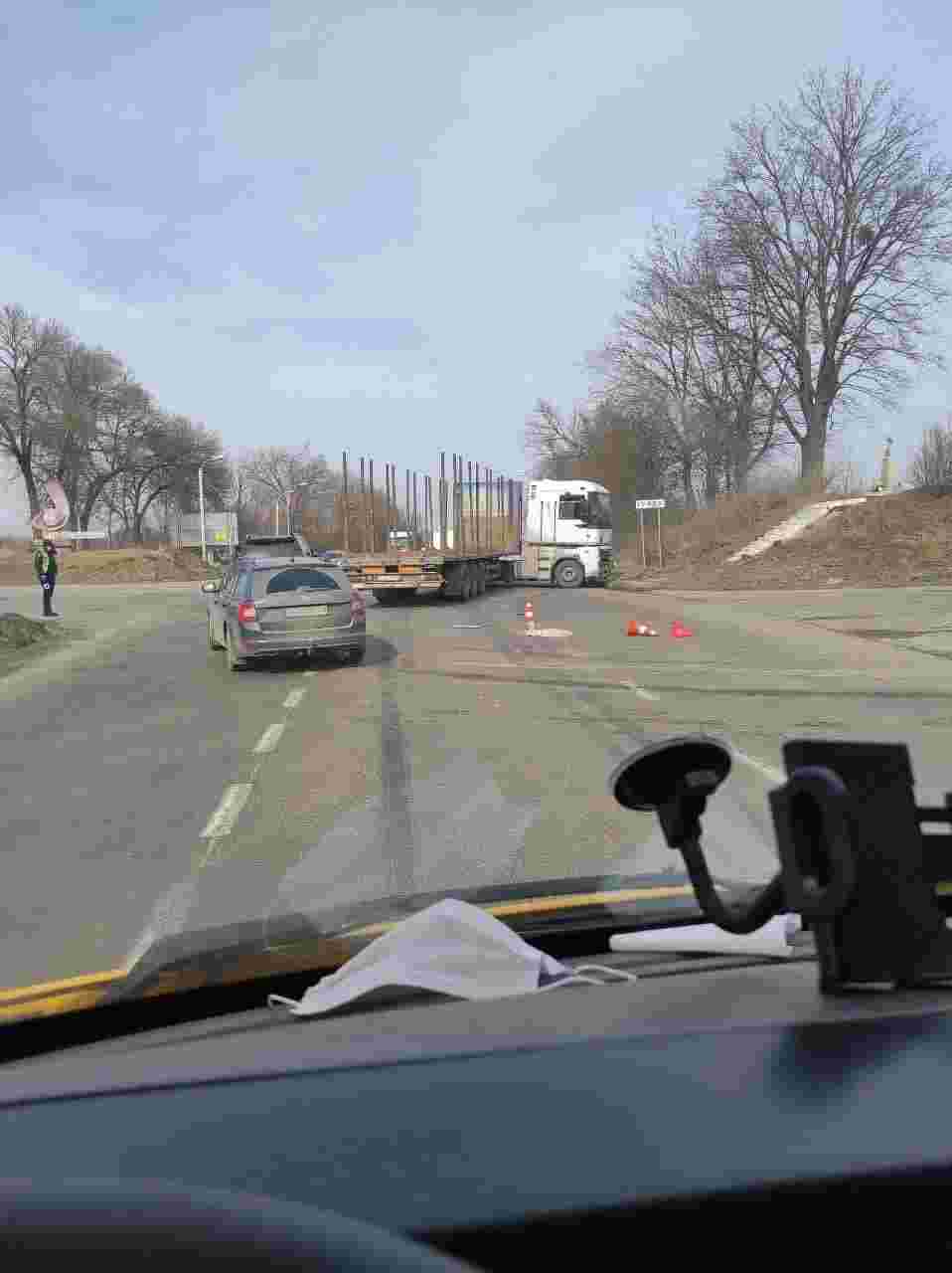 ДТП на Жовківщині: водій фури зіткнувся з легковим автомобілем, є постраждалий (фото)