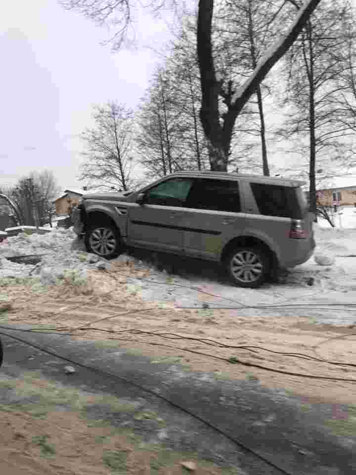 ДТП у Брюховичах: декілька вулиць залишилися без електропостачання (фото)
