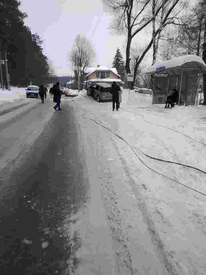 ДТП у Брюховичах: декілька вулиць залишилися без електропостачання (фото)