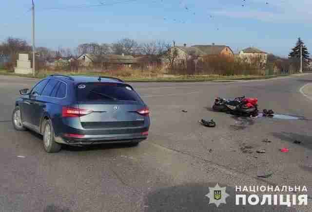 ДТП з травмованими: на Львівщині не поділили дорогу мотоцикл та авто (ФОТО)