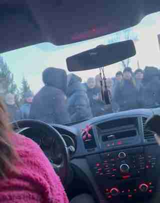 Думали їдуть машини з ТЦК і жінки перекрили дорогу: голова громади прокоментував побиття жінки з дитиною у Космачі