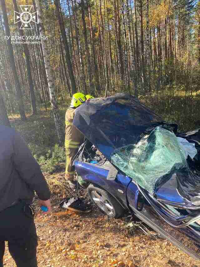 Двадцятирічного водія діставали рятувальники: на Рівненщині сталася смертельна ДТП (ФОТО)