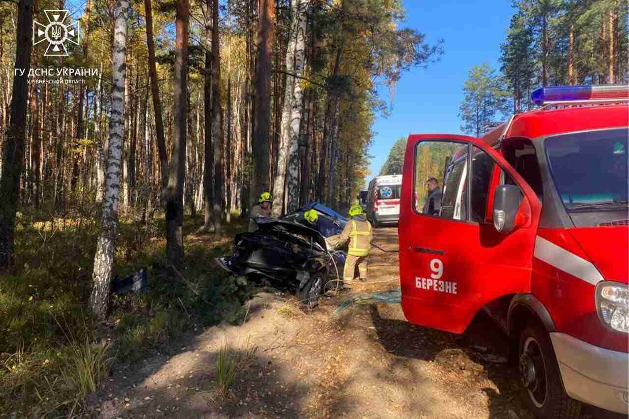 Двадцятирічного водія діставали рятувальники: на Рівненщині сталася смертельна ДТП (ФОТО)