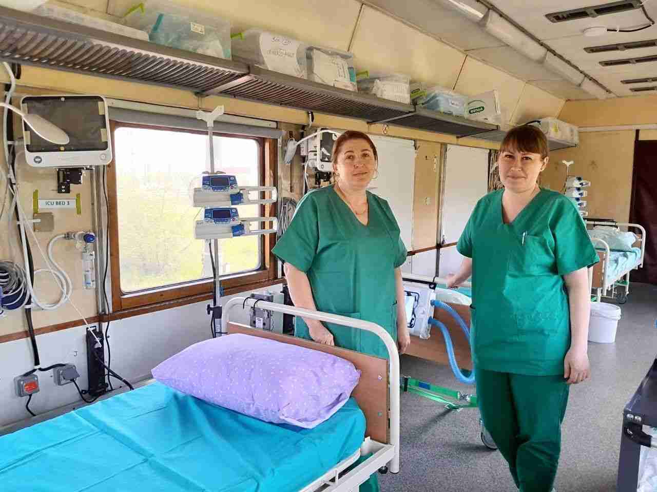 Дві медсестри із Хмельниччини долучилися до команди евакуаційного поїзда (фото)