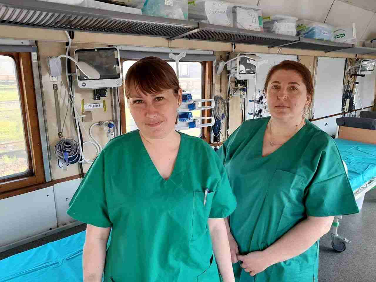 Дві медсестри із Хмельниччини долучилися до команди евакуаційного поїзда (фото)