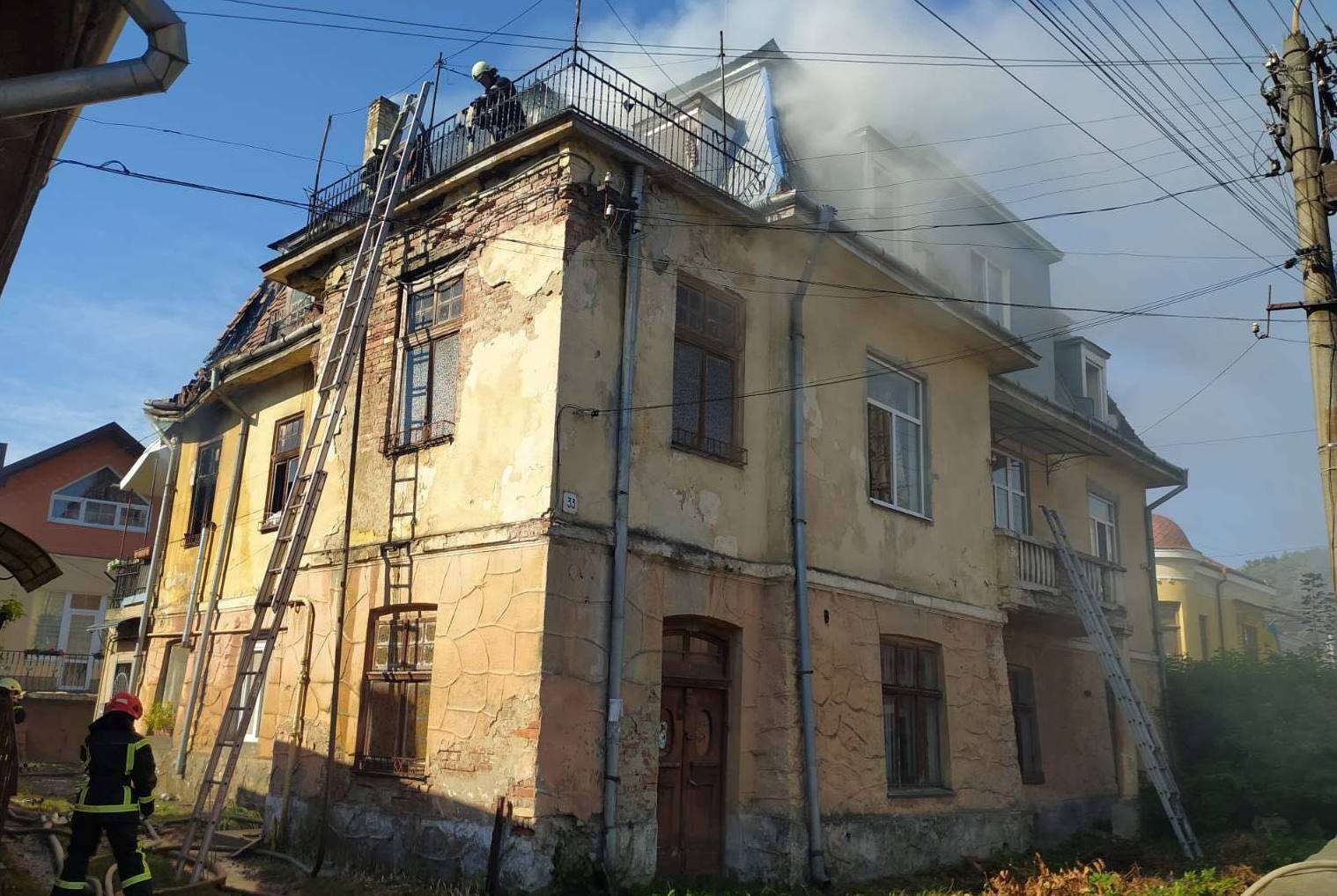 «Двоє людей на балконі кликали на допомогу»: у Дрогобичі горіла квартира (фото)