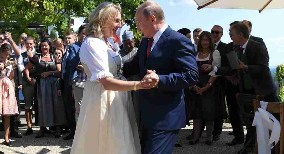 Ексголова МЗС Австрії, яка на весіллі танцювала з путіним, переїхала у російське село (ВІДЕО)