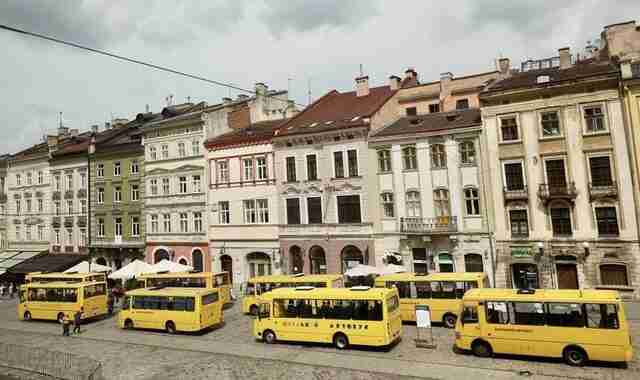 «Екскурсія, яка ніколи не відбудеться»: у центрі Львова порожні шкільні автобуси стали символом загиблих на війні дітей (ФОТО)