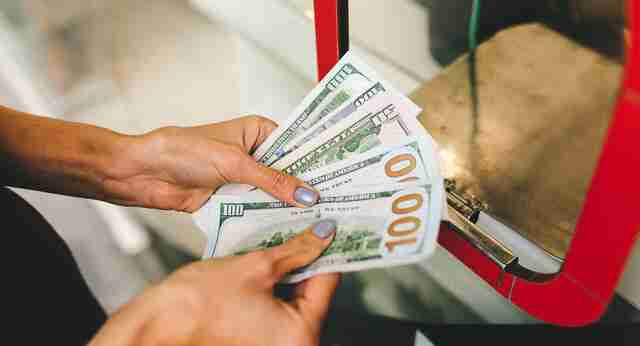 Експерт розповів, як зміниться курс долара в Україні наступного тижня