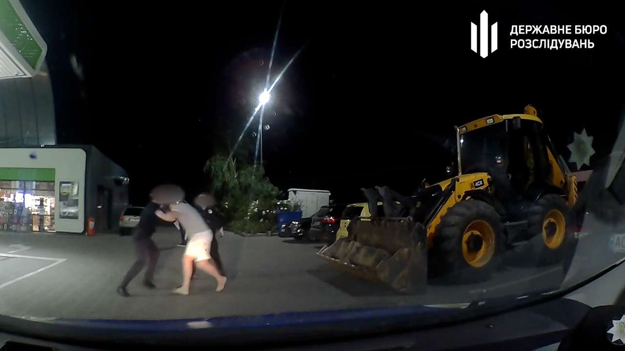 Експрацівник СБУ Закарпаття порушив правила дорожнього руху та побив поліцейську (фото, відео)