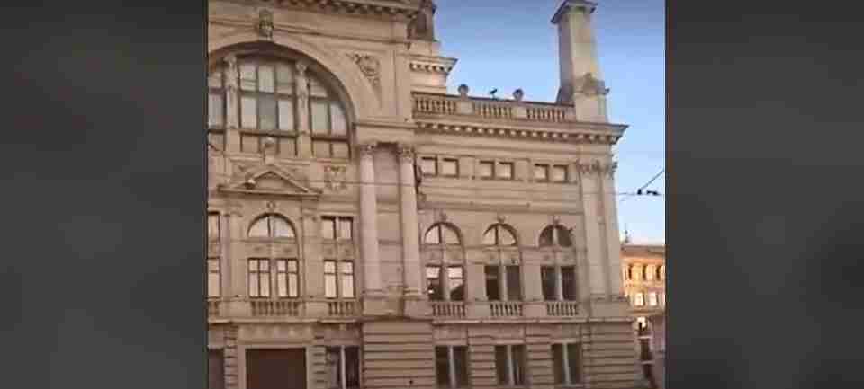 «Екстрим по-львівськи»: хлопець виліз на дах Оперного театру (ВІДЕО)