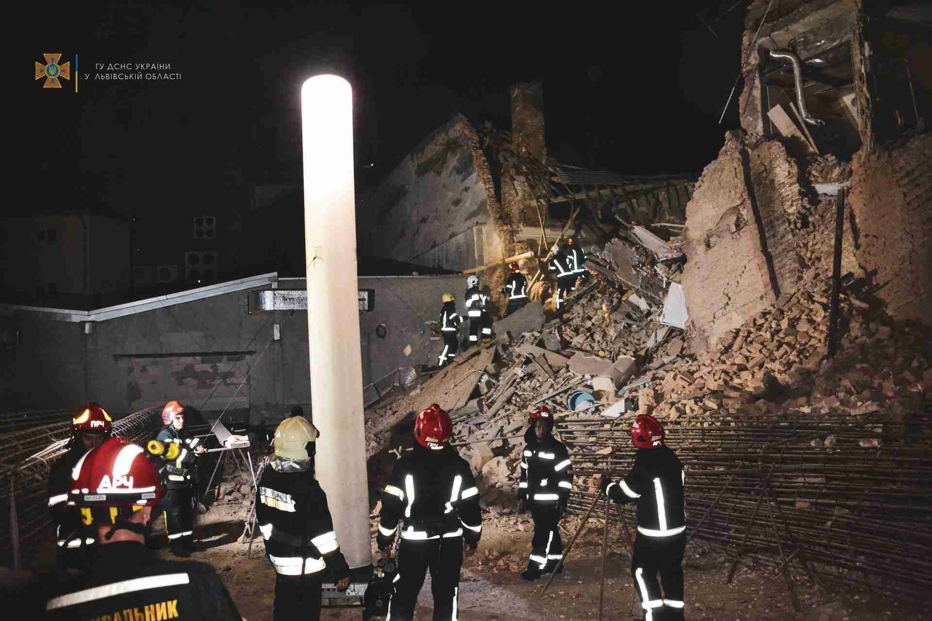 «Евакуювали за мить до»: подробиці обвалу будинку у Львові від рятувальників (ВІДЕО)