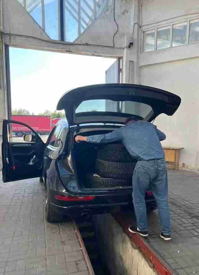 «Фонд не знав, бо то сюрприз»: мешканець Львівщини намагався ввезти Audi Q5 як гуманітарку (ФОТО)