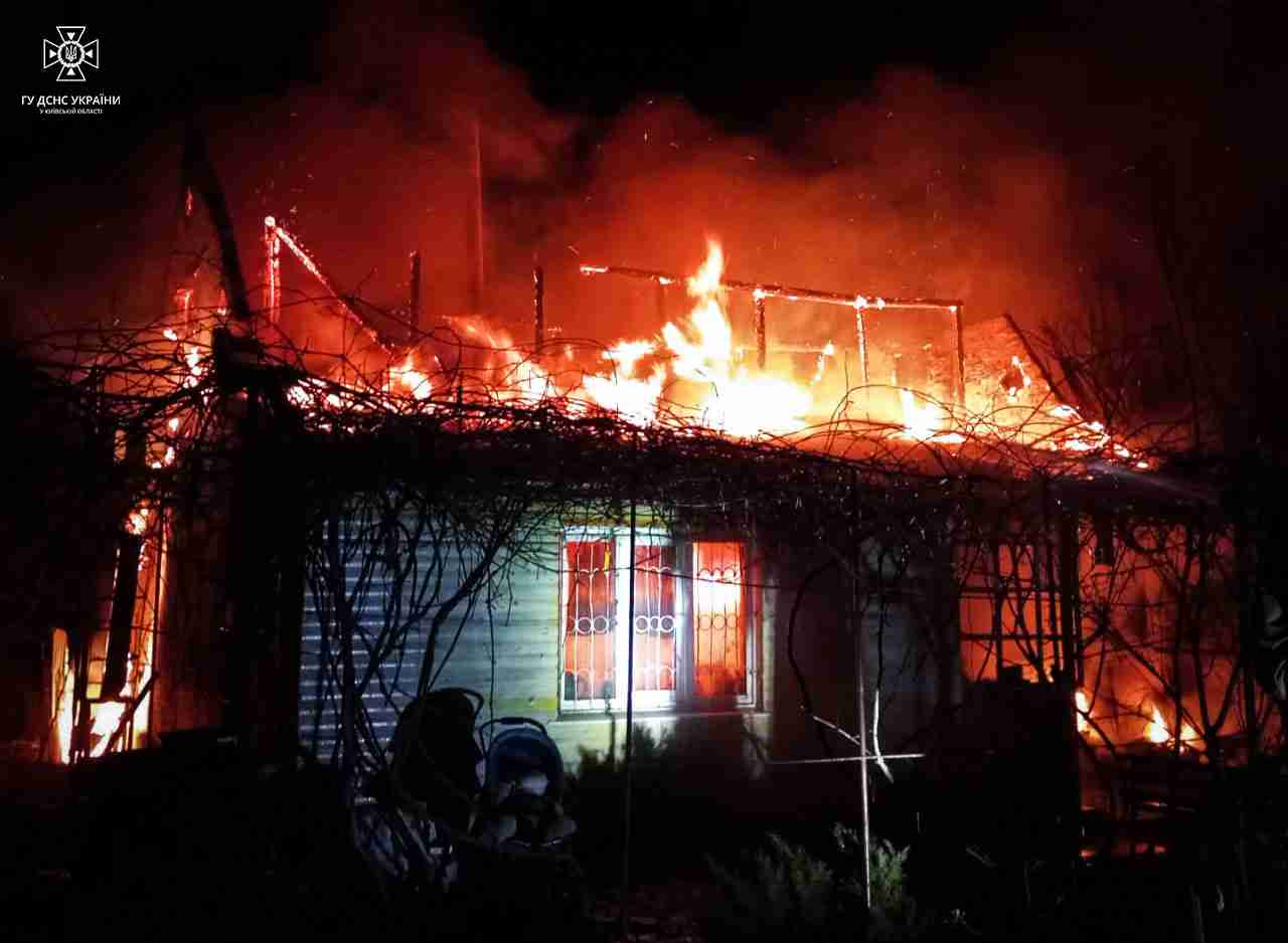 Ґрати на вікнах ледь не згубили родину: на Київщині загорівся житловий будинок