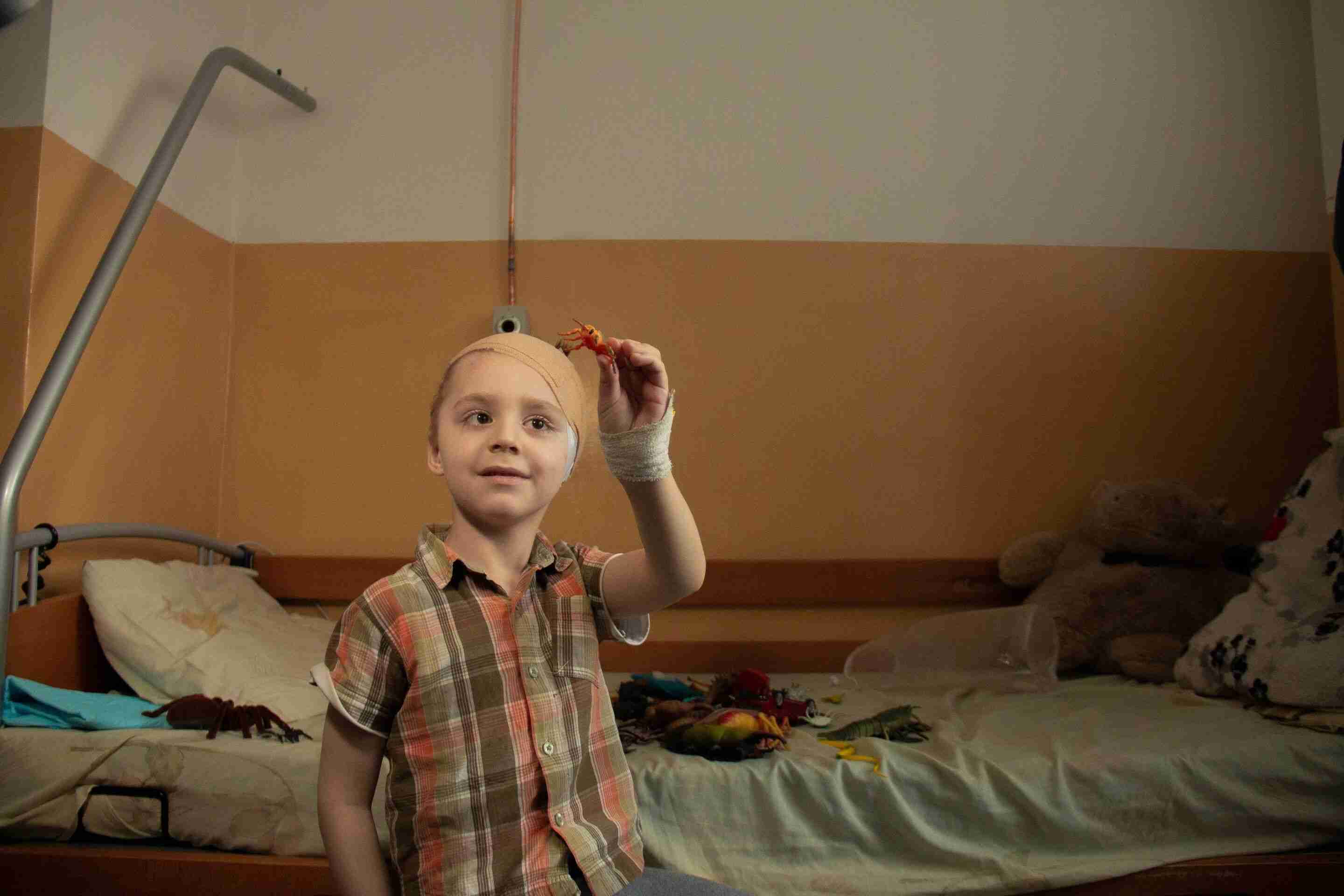 «Гатили по машинах із білими прапорами з гранатометів»: історія 5-річного хлопчика, який отримав важкі травми через напад окупантів (ФОТО)