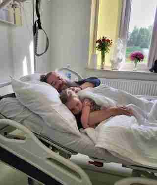 Герой України митрополит УПЦ МП лікується від інсульту з маленькою дівчинкою у лікарняному ліжку (ФОТО)